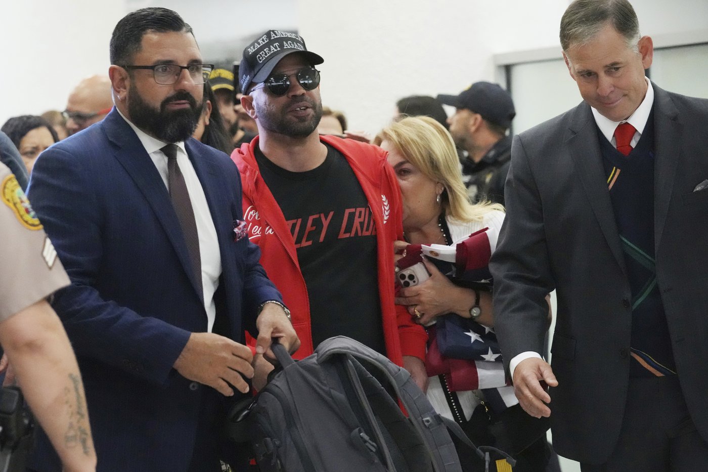 Experts worry that Trump's Jan. 6 pardons will legitimize political violence, embolden extremists | iNFOnews.ca Experts worry that Trump's Jan. 6 pardons will legitimize political violence, embolden extremists | iNFOnews.ca