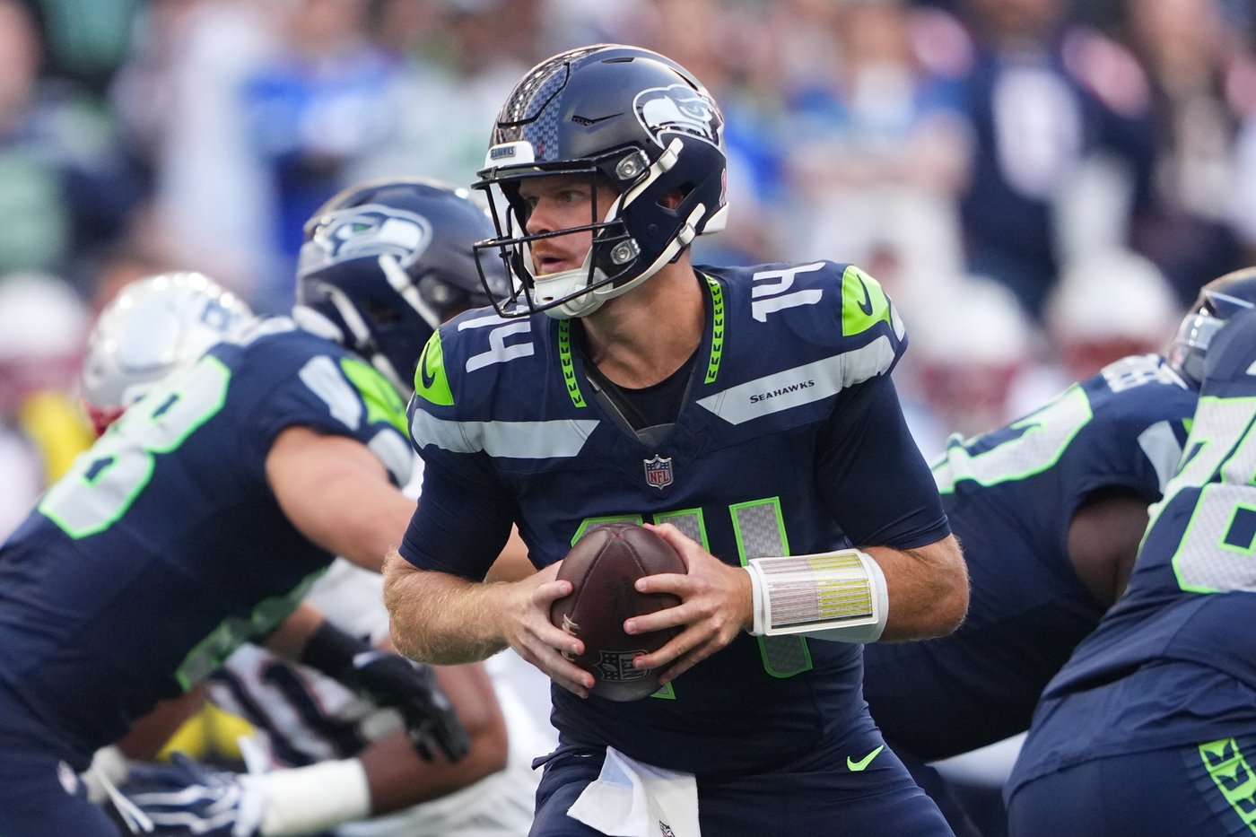Sam Darnold suffers hip injury on Seahawks' opening drive. Fracture ruled out but more tests needed | iNFOnews.ca Sam Darnold suffers hip injury on Seahawks' opening drive. Fracture ruled out but more tests needed | iNFOnews.ca