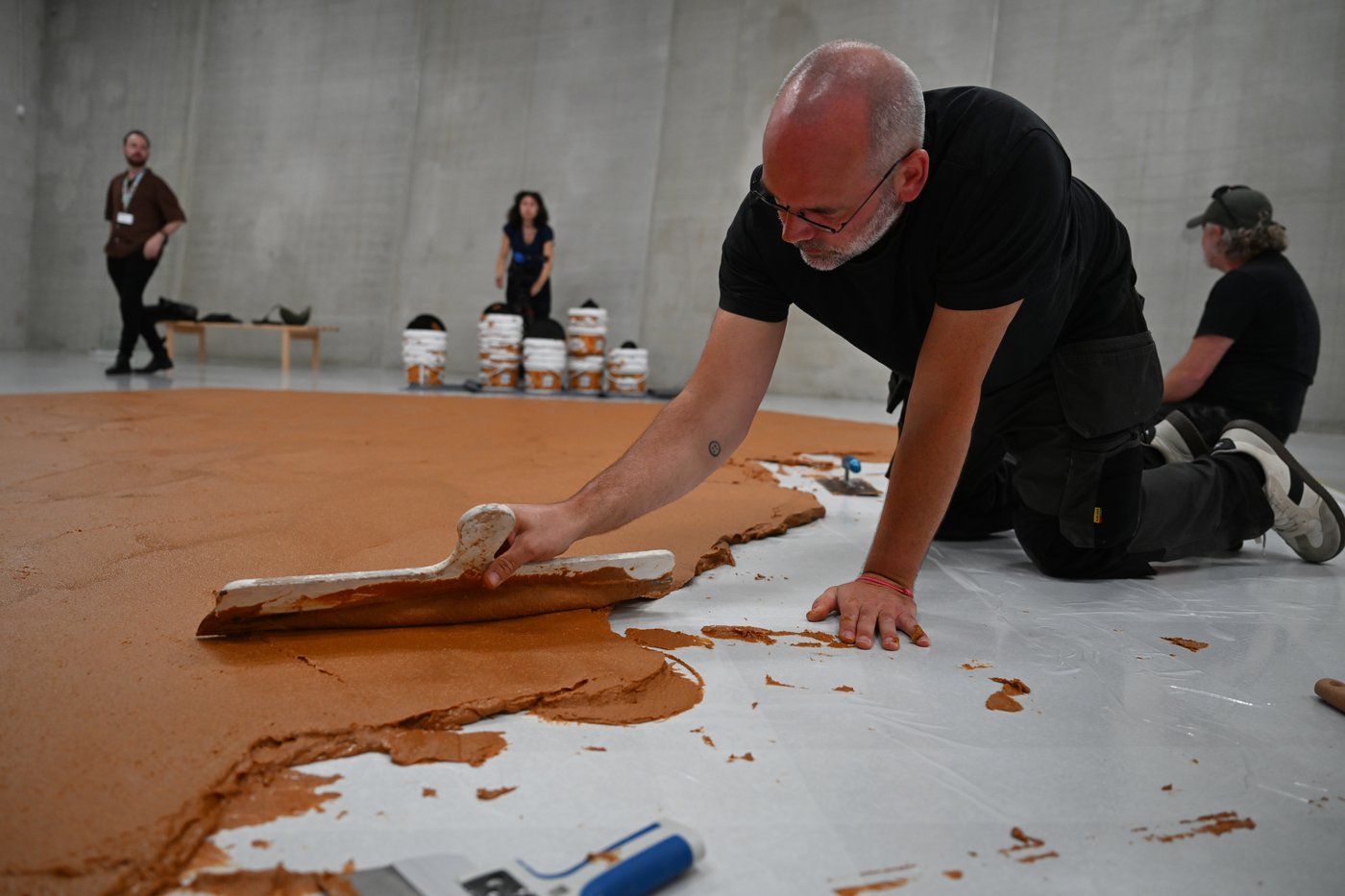 Museum honors a late artist by covering its floor in enough peanut butter to make 15,000 sandwiches | iNFOnews.ca Museum honors a late artist by covering its floor in enough peanut butter to make 15,000 sandwiches | iNFOnews.ca