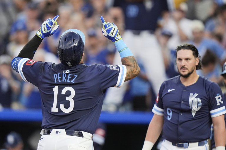 Perez hits 3-run HR in 7-run 1st inning as Royals rough up Scherzer in 20-1 win over Blue Jays | iNFOnews.ca