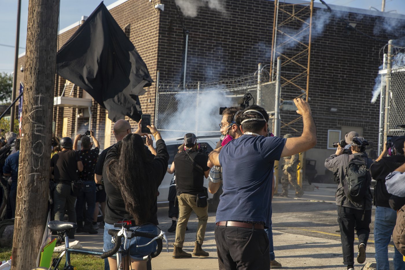 Protesters arrested as demonstrators block vehicles at key immigration building near Chicago | iNFOnews.ca Protesters arrested as demonstrators block vehicles at key immigration building near Chicago | iNFOnews.ca