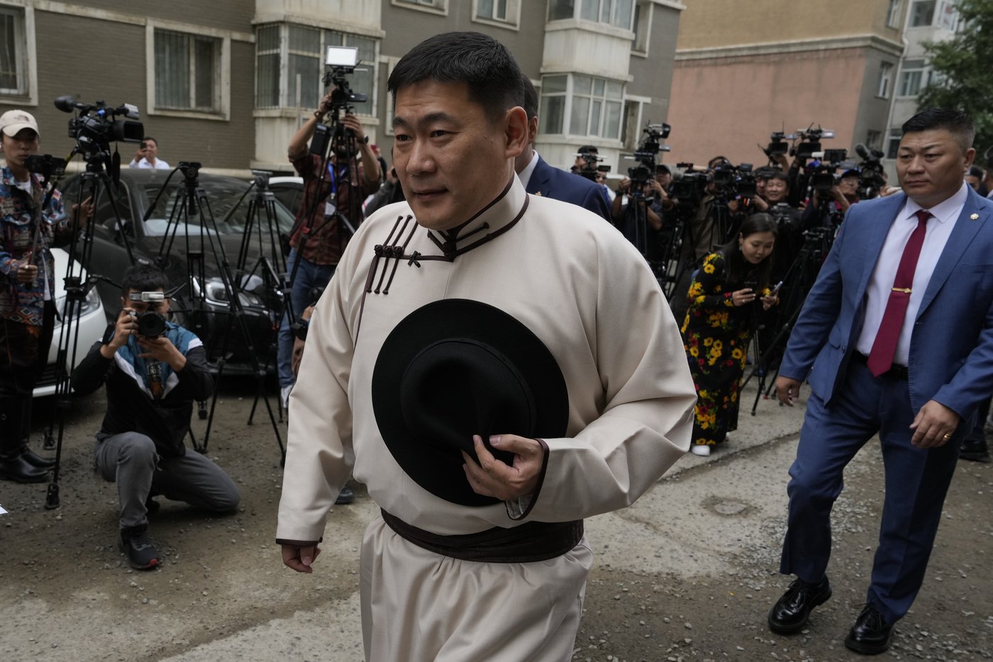 Mongolia's prime minister resigns after losing a parliament vote of confidence after protests | iNFOnews.ca