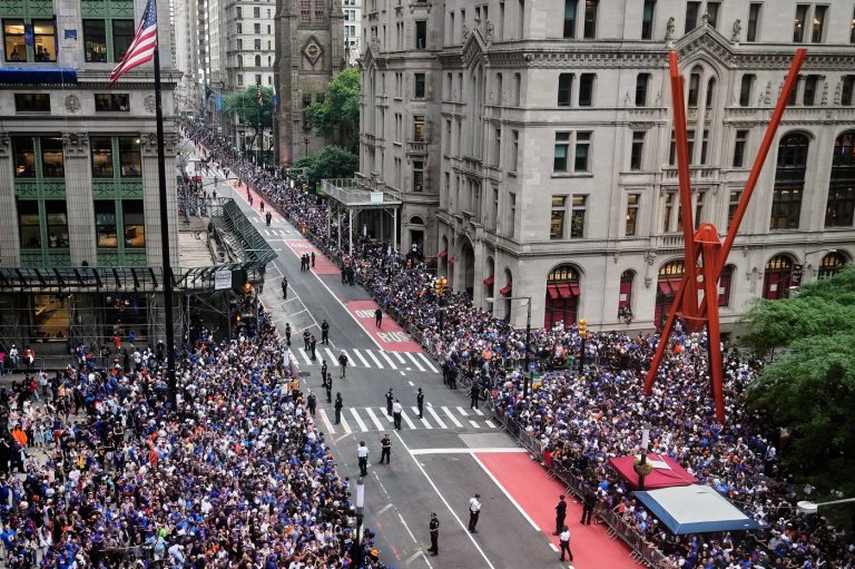 New York Knicks parade brings generations of fans into the streets | iNFOnews.ca