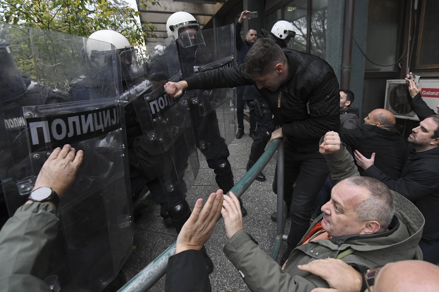 Protesters scuffle with police in Serbia as they demand arrests over a deadly roof collapse | iNFOnews.ca Protesters scuffle with police in Serbia as they demand arrests over a deadly roof collapse | iNFOnews.ca
