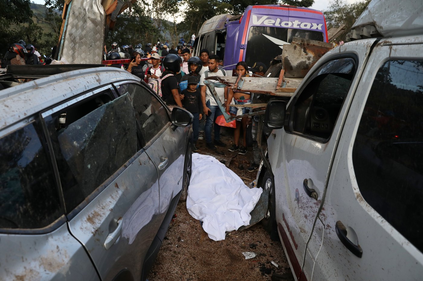 An explosive device kills 13 and injures 38 on a bus in southwestern Colombia as violence persists | iNFOnews.ca