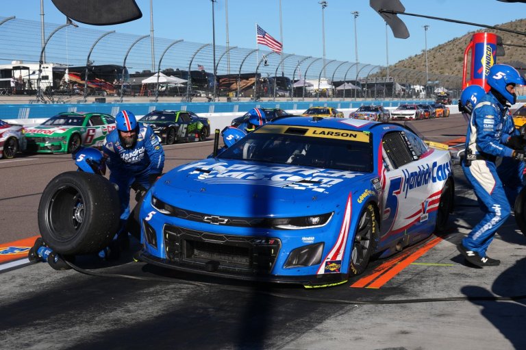 Kyle Larson wins second NASCAR championship, denying Denny Hamlin in overtime | iNFOnews.ca