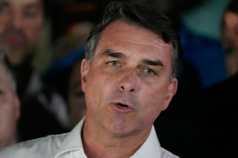 Flávio Bolsonaro flees Brazil through Argentina, en route to Ecuador, migration authority says | iNFOnews.ca