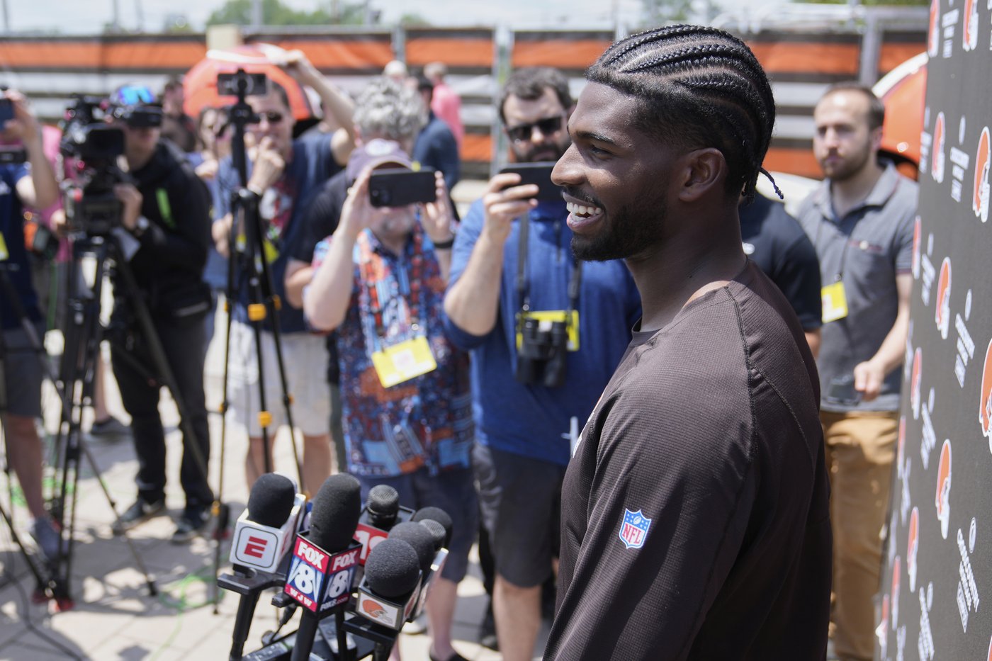 Shedeur Sanders is preaching patience as he settles in as the Browns' 4th-string QB | iNFOnews.ca