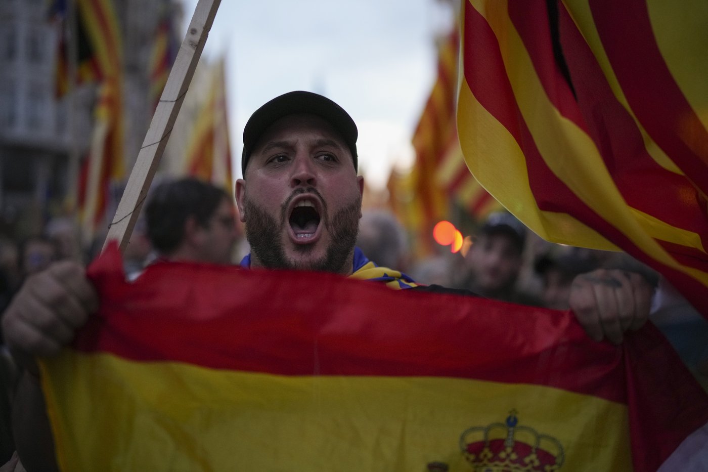 Thousands of Spaniards demand the resignation of Valencia leader for bungling flood response | iNFOnews.ca