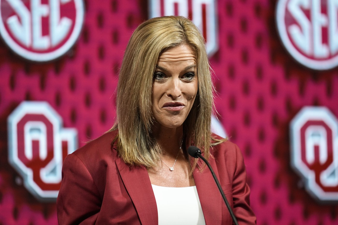 Kim Caldwell navigating first season as Tennessee Lady Vols coach with 'Baby Caldwell' on the way | iNFOnews.ca