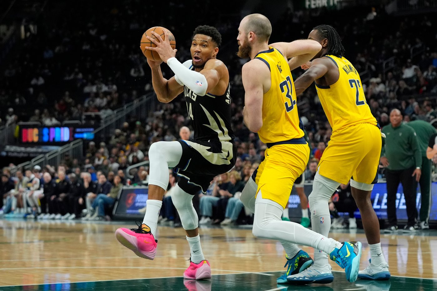 Giannis Antetokounmpo leaves Bucks' victory over Pacers after landing awkwardly on dunk | iNFOnews.ca