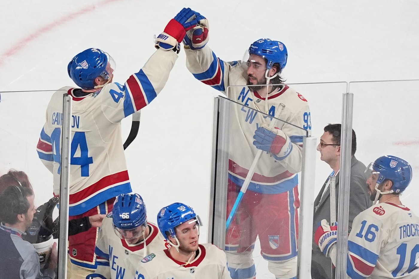 NHL roundup: Zibanejad nets hat trick as Rangers beat Panthers 5-1 in Winter Classic | iNFOnews.ca