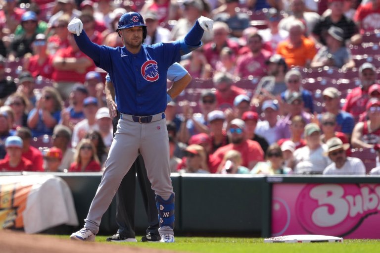 Cubs 3B Alex Bregman exits after being hit in the face by a foul ball while in the on-deck circle | iNFOnews.ca
