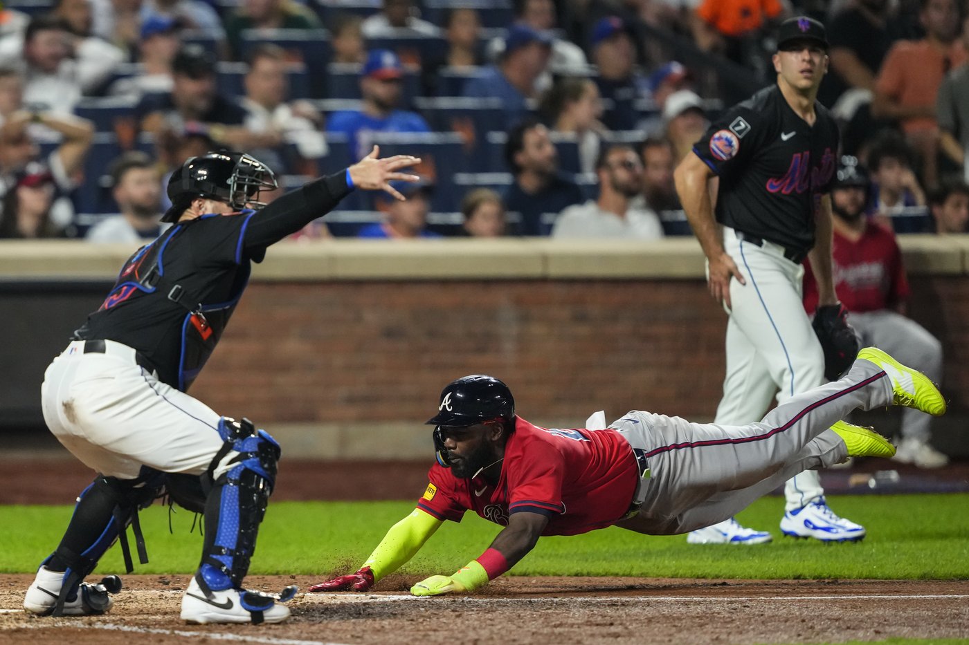Albies' double in eighth inning secures Braves' 4-3 win over Mets | iNFOnews.ca