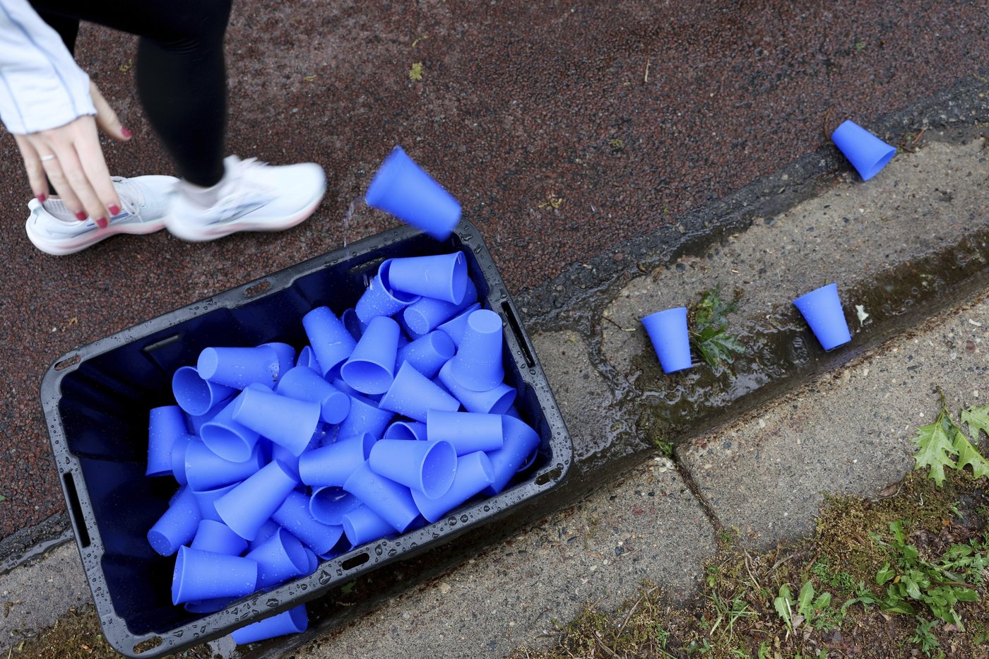 This runner was bothered by blizzard of disposable cups at races. She invented something better | iNFOnews.ca This runner was bothered by blizzard of disposable cups at races. She invented something better | iNFOnews.ca