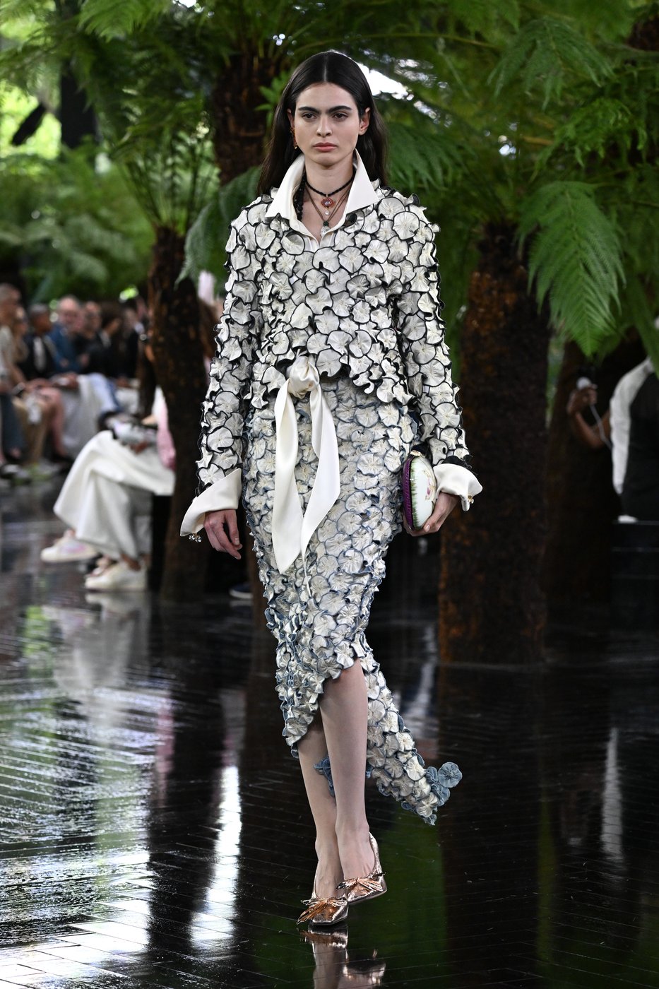 Jonathan Anderson shifts Dior buzz from Taylor Swift’s hidden wedding gown to sculptural couture | iNFOnews.ca Jonathan Anderson shifts Dior buzz from Taylor Swift’s hidden wedding gown to sculptural couture | iNFOnews.ca