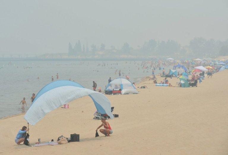 Canadian wildfire smoke turns air hazardous in the US Midwest. Officials say stay inside | iNFOnews.ca