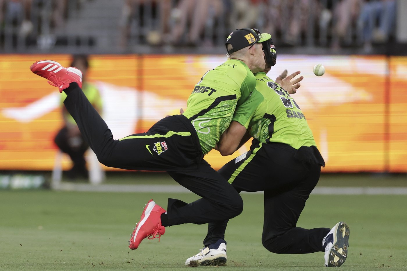 Two players required hospital treatment after colliding in a Twenty20 domestic cricket match | iNFOnews.ca Two players required hospital treatment after colliding in a Twenty20 domestic cricket match | iNFOnews.ca