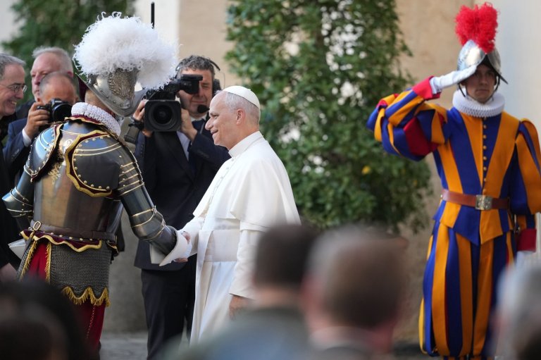 Pope lends star power to Swiss Guards swearing-in ceremony as his army struggles to find recruits | iNFOnews.ca