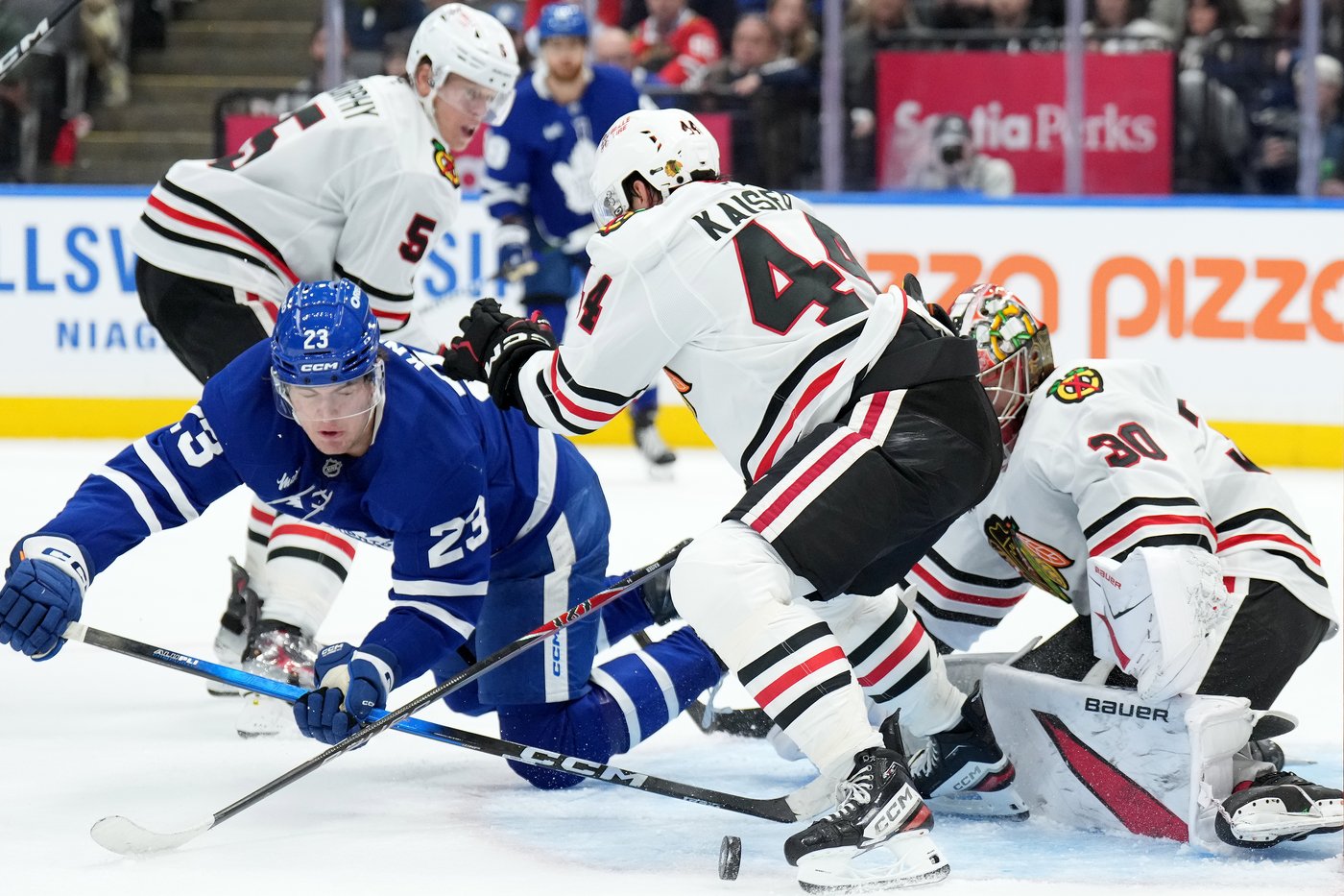 Matthews and Joshua score eight seconds apart to help Leafs rally past Blackhawks 3-2 | iNFOnews.ca