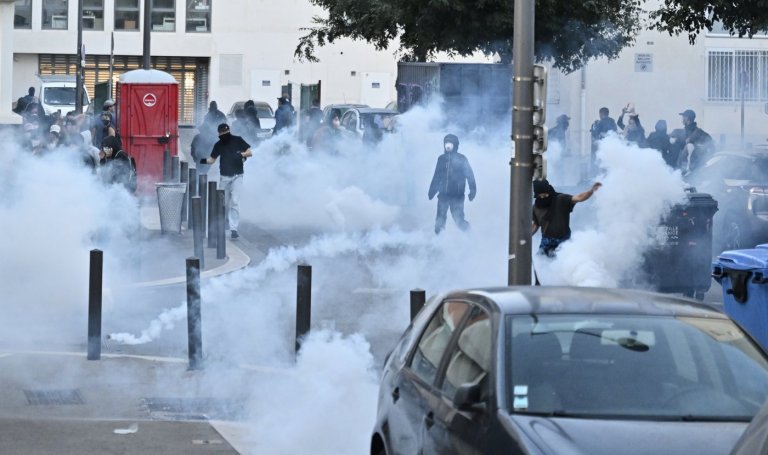 Protesters block roads and start fires across France to challenge the new prime minister, in photos | iNFOnews.ca