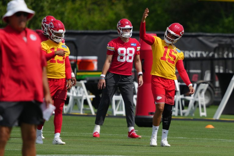 Chiefs lock in Patrick Mahomes through 2033 with a $504.75M reworked deal, AP source says | iNFOnews.ca