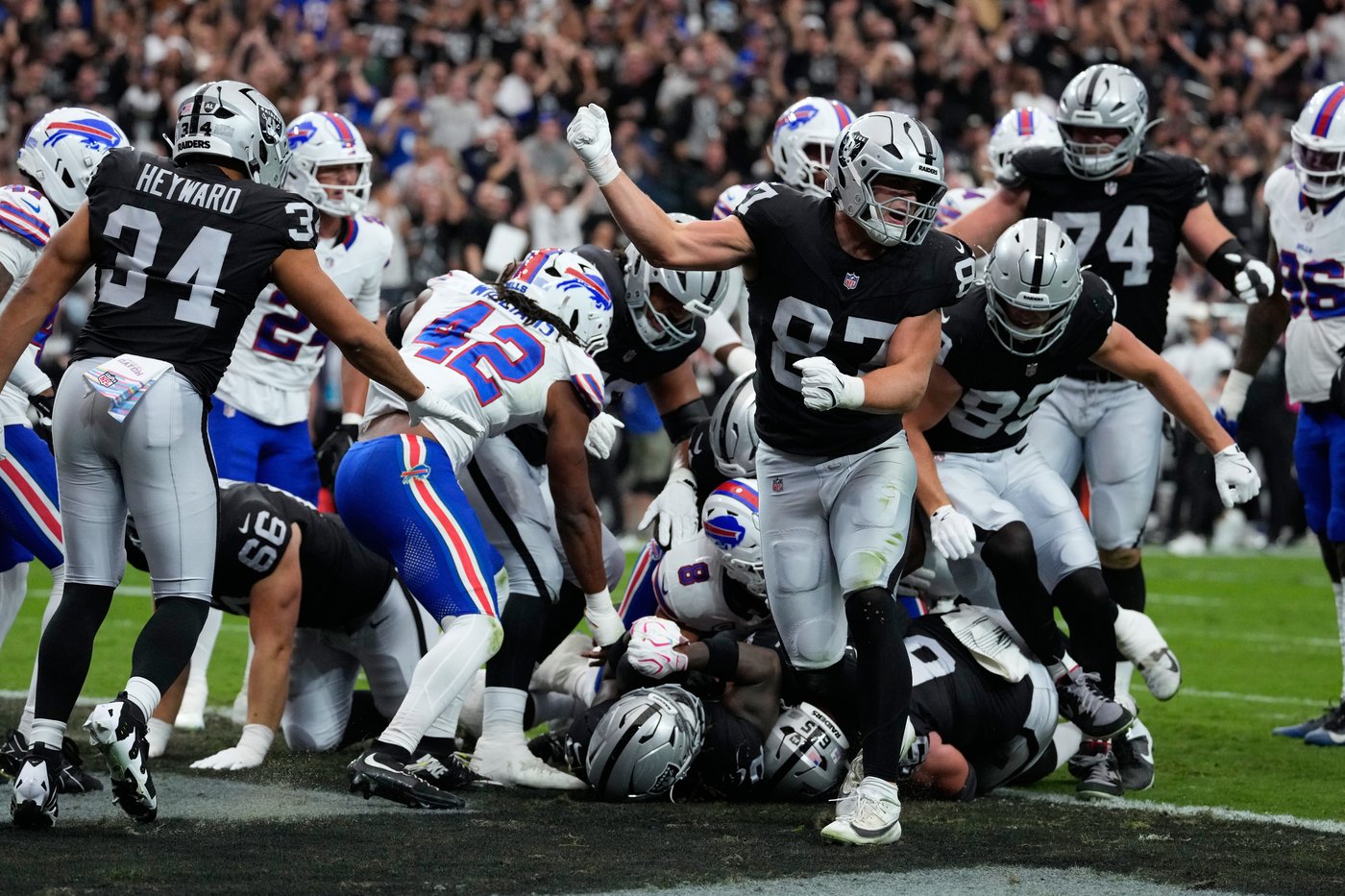 Josh Allen ties Jim Kelly's Bills TD pass record as Buffalo holds off Raiders 33-30 | iNFOnews.ca Josh Allen ties Jim Kelly's Bills TD pass record as Buffalo holds off Raiders 33-30 | iNFOnews.ca