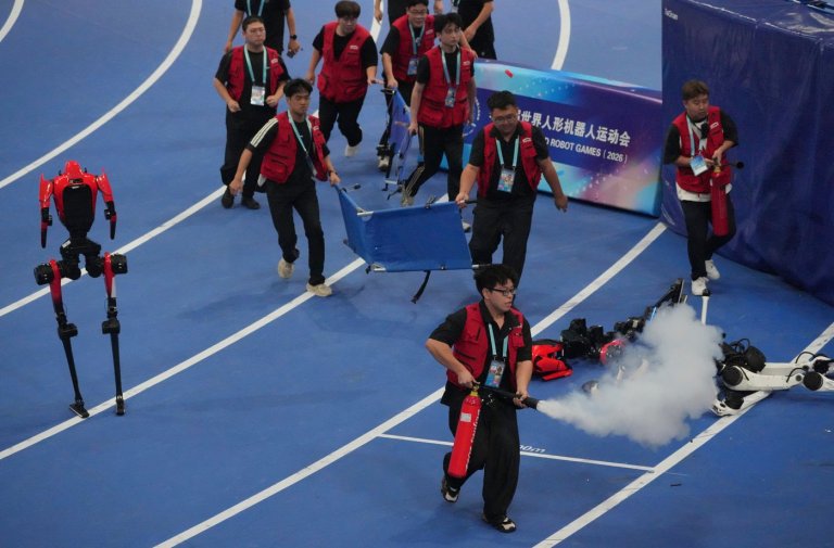 A robot sprinter shatters a 100-meter record again as sparks fly at China’s robot competition | iNFOnews.ca
