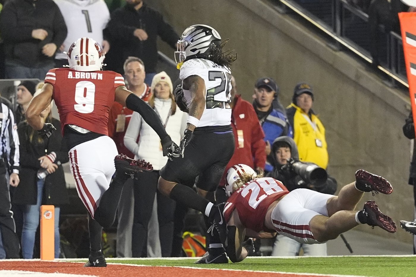 No. 1 Oregon rallies in 4th quarter to beat Wisconsin 16-13 | iNFOnews.ca