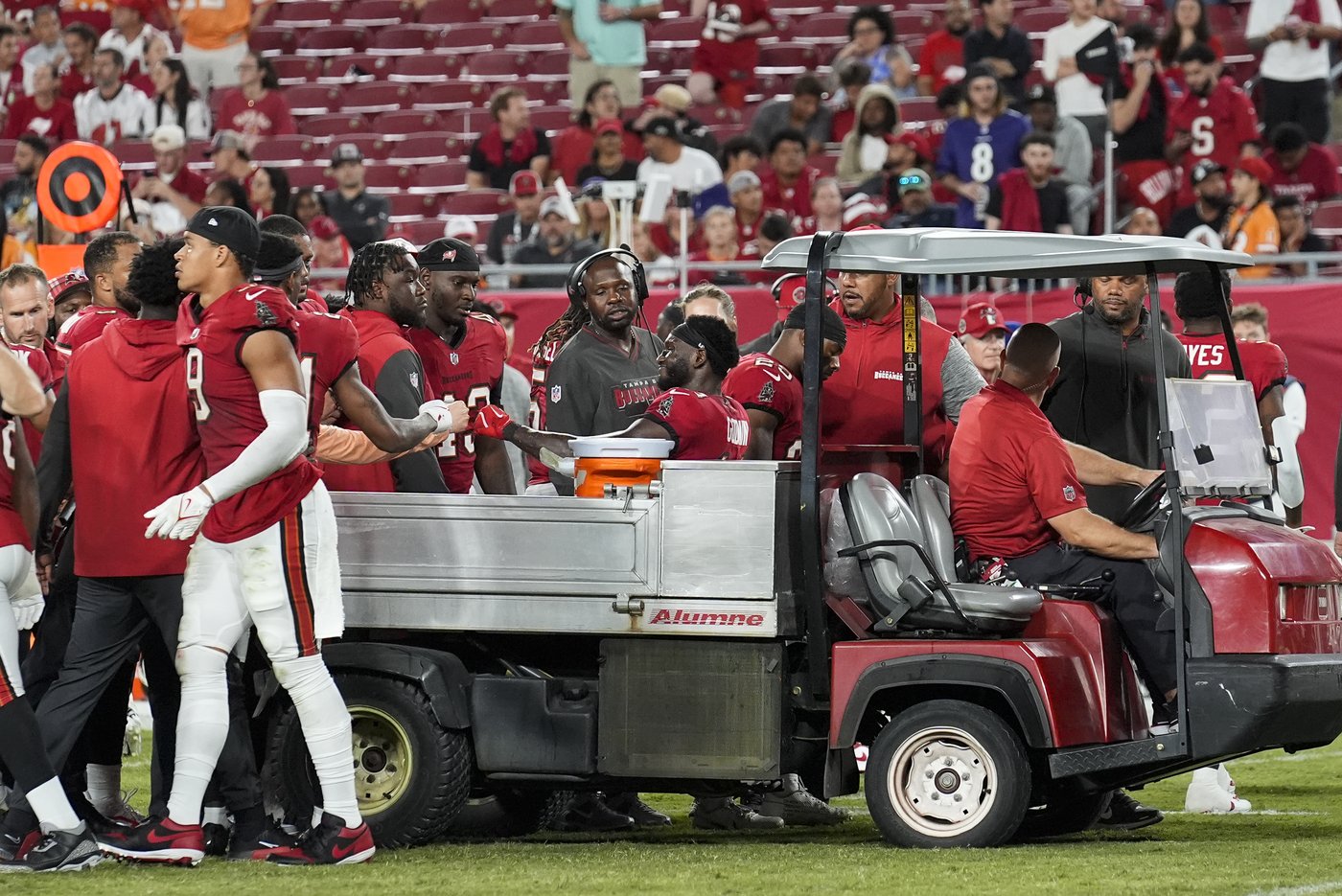 Lamar Jackson throws for 281 yards, 5 TDs to lead streaking Ravens to 41-31 victory over Buccaneers | iNFOnews.ca