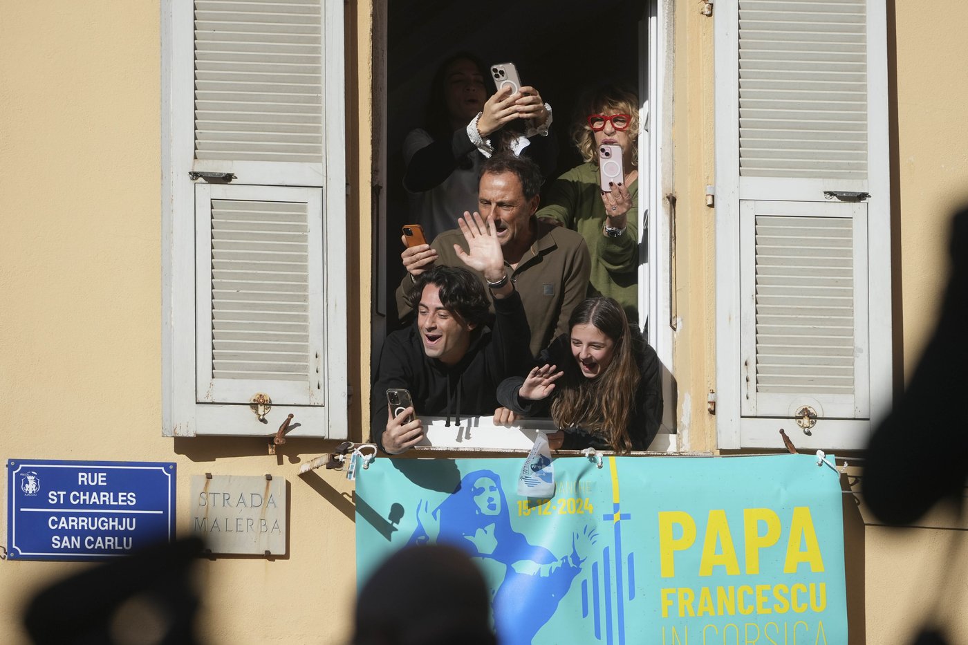 Pope Francis makes 1st papal visit to France's Corsica awash in expressions of popular piety | iNFOnews.ca