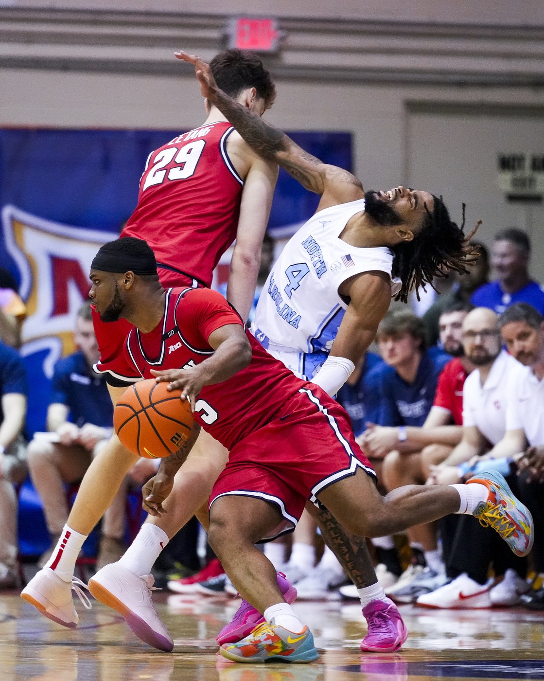 RJ Davis scores 30 as No. 12 Tar Heels erase 21-point deficit to beat Dayton 92-90 | iNFOnews.ca