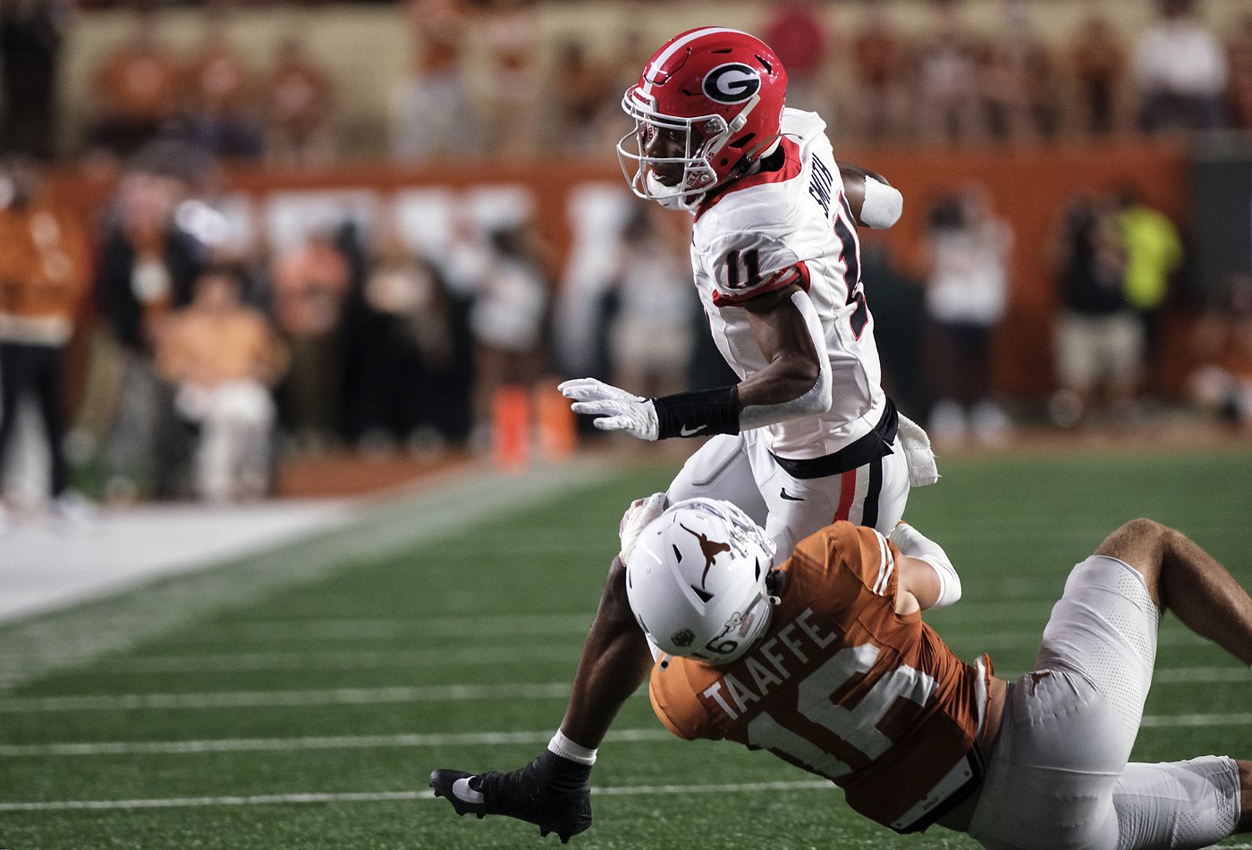 No. 5 Georgia knocks off No. 1 Texas 30-15, with Etienne running for 3 TDs | iNFOnews.ca