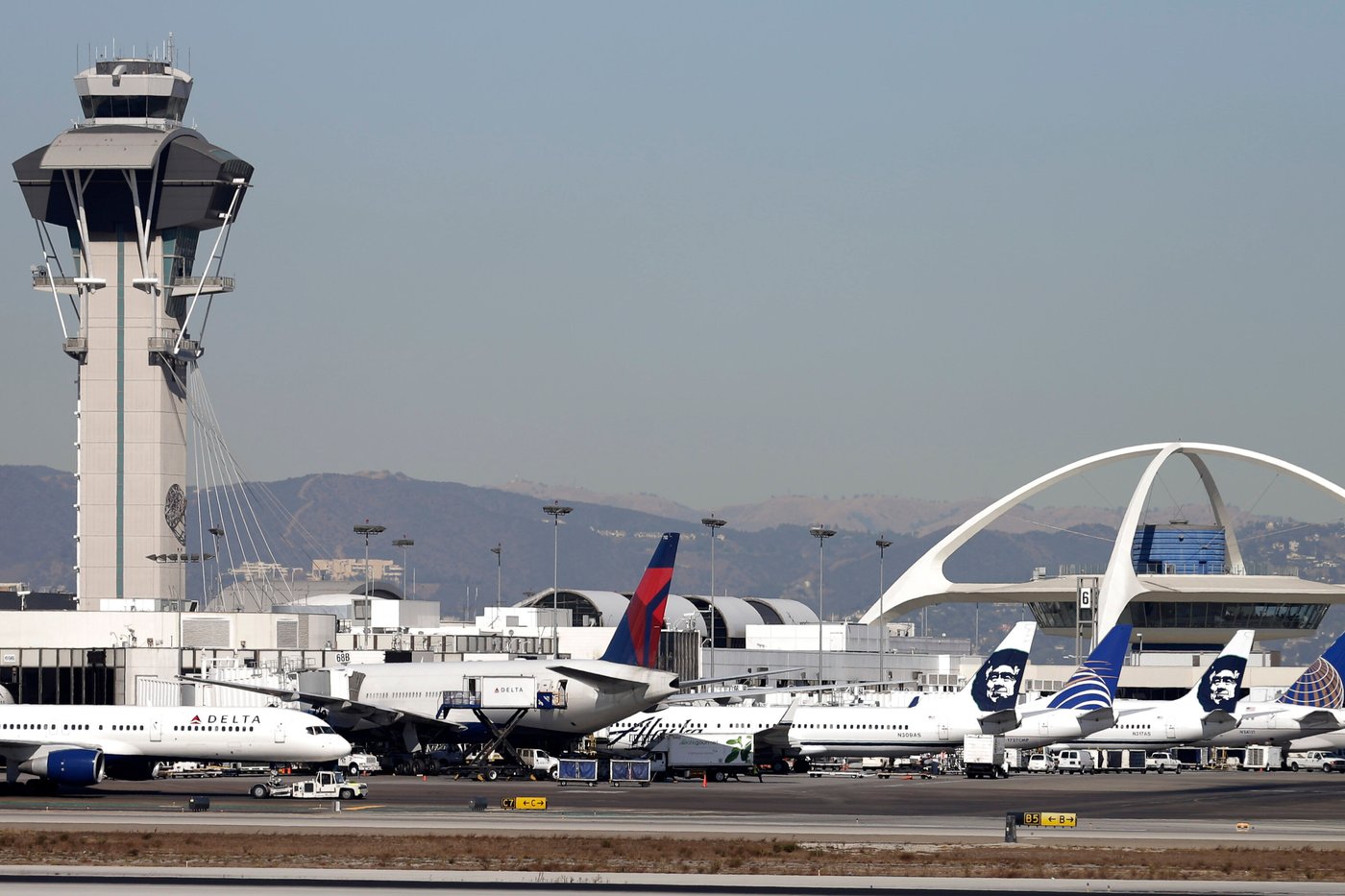 United flight returns to LA airport for an evacuation after a reported fire | iNFOnews.ca