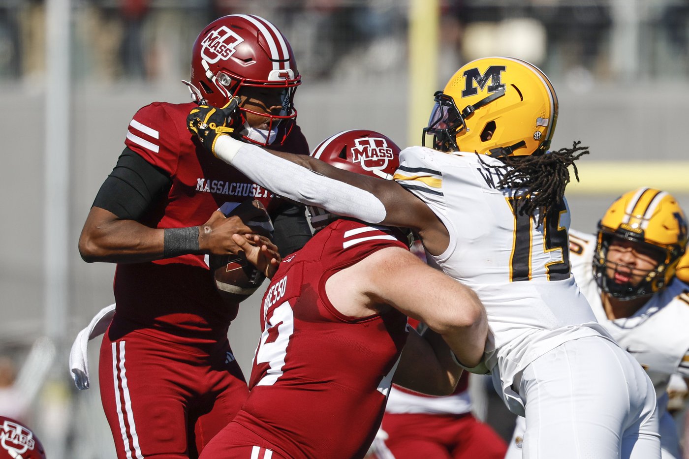 Luther Burden's long TD run gets No. 21 Missouri started in 45-3 rout of Minutemen | iNFOnews.ca Luther Burden's long TD run gets No. 21 Missouri started in 45-3 rout of Minutemen | iNFOnews.ca