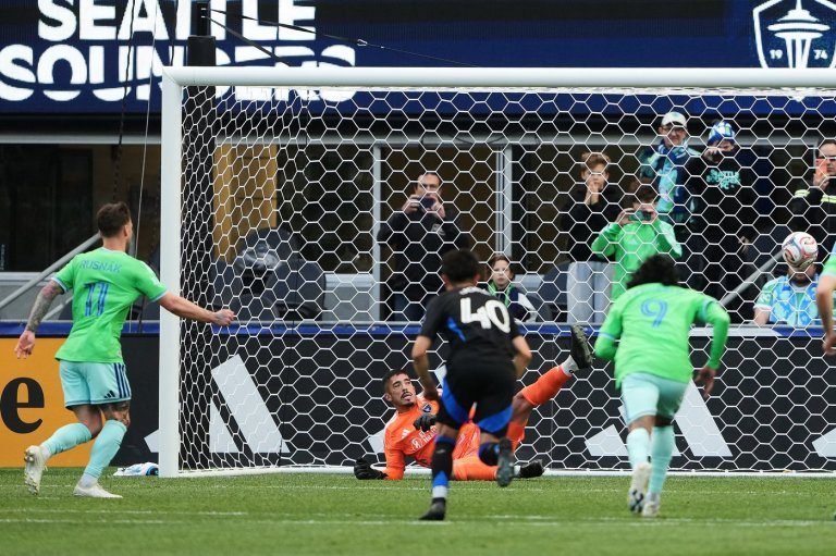 Osaze De Rosario's goal in 89th minute helps Sounders beat Earthquakes 3-2 | iNFOnews.ca