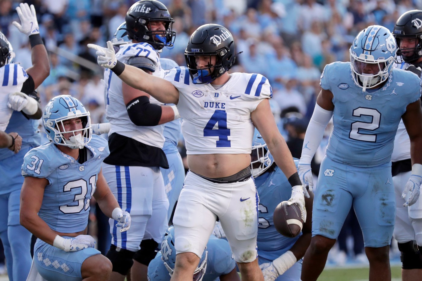 Fake FG call, Castle's 3 rushing scores help Duke hold off rival UNC 32-25 and become bowl eligible | iNFOnews.ca