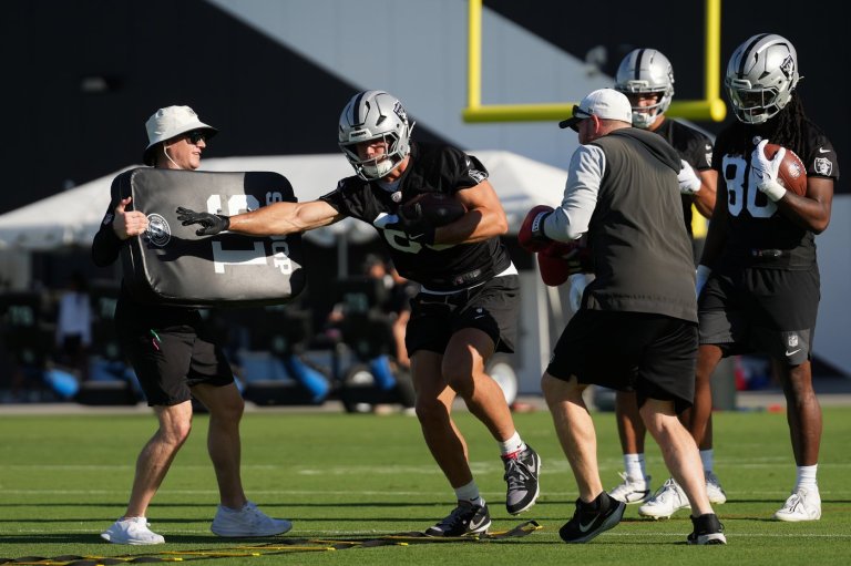Brock Bowers returns to form at Raiders camp as Michael Mayer shows progress | iNFOnews.ca