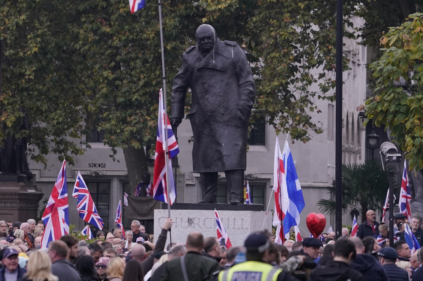 Supporters of far-right British figure rally as anti-racism demonstrators mount counter-protest | iNFOnews.ca