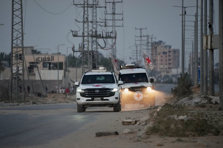 Palestinian militants hand over 2 coffins with remains of hostages to Red Cross in Gaza | iNFOnews.ca Palestinian militants hand over 2 coffins with remains of hostages to Red Cross in Gaza | iNFOnews.ca