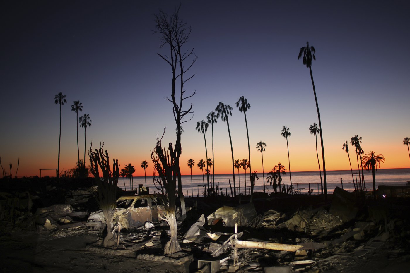 Dire fire warning for LA area pushed back as winds ease | iNFOnews.ca