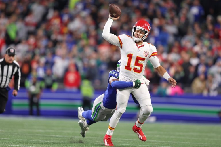 AFC West lead at stake as Patrick Mahomes and Bo Nix grind through injury comebacks | iNFOnews.ca
