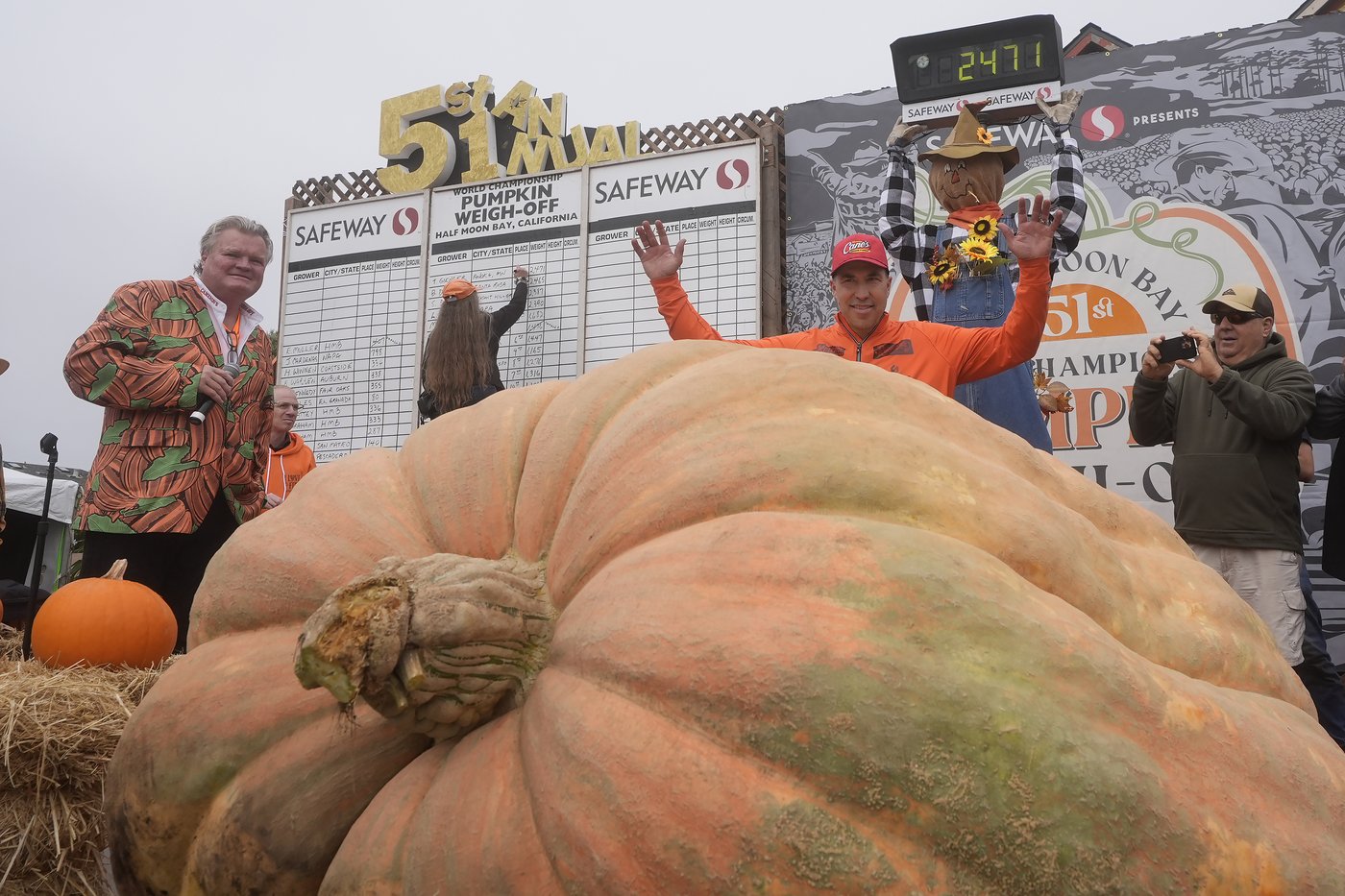 Pumpkin weighing 2,471 pounds wins California contest | iNFOnews.ca