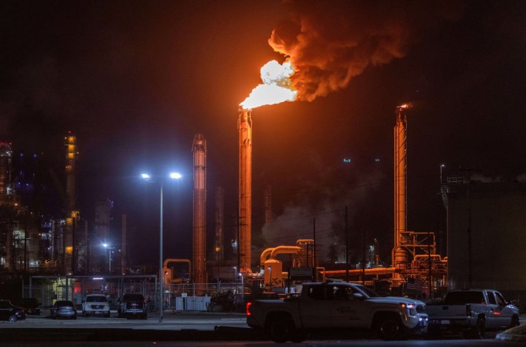 Massive fire erupts at Chevron refinery near Los Angeles | iNFOnews.ca