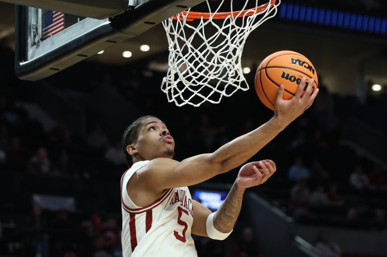 Darius Acuff Jr. scores 24 as Arkansas breezes past Hawaii 97-78 in first round of March Madness | iNFOnews.ca