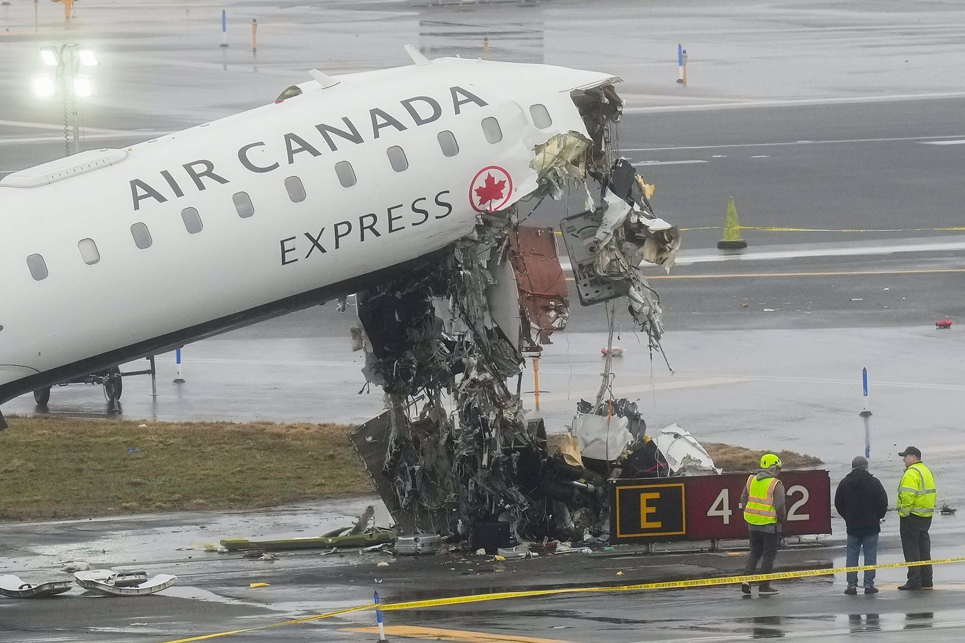 Air traffic control recordings offer glimpse into situation before LaGuardia crash | iNFOnews.ca