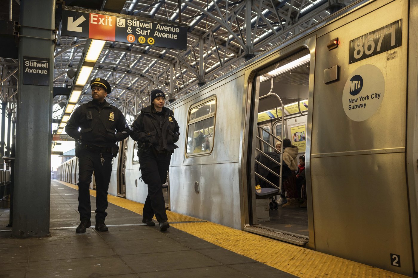 Man pushed onto NYC subway tracks recovering while suspect is charged with attempted murder | iNFOnews.ca