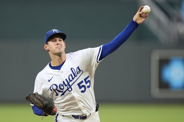 Royals score four in the eighth to snap Seattle's 10-game winning streak | iNFOnews.ca