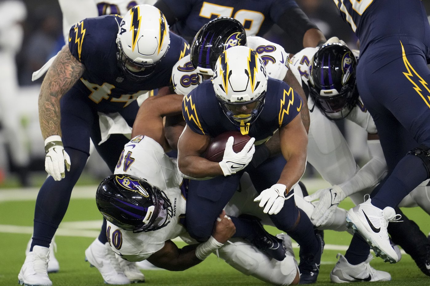 Chargers struggle to score after RB J.K. Dobbins hurts his knee in his reunion game with Ravens | iNFOnews.ca Chargers struggle to score after RB J.K. Dobbins hurts his knee in his reunion game with Ravens | iNFOnews.ca