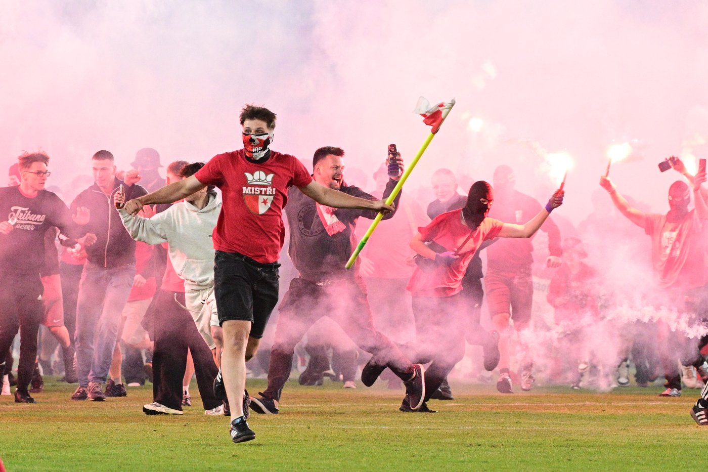 Slavia Prague handed forfeit loss for mass pitch invasion during derby against Sparta | iNFOnews.ca